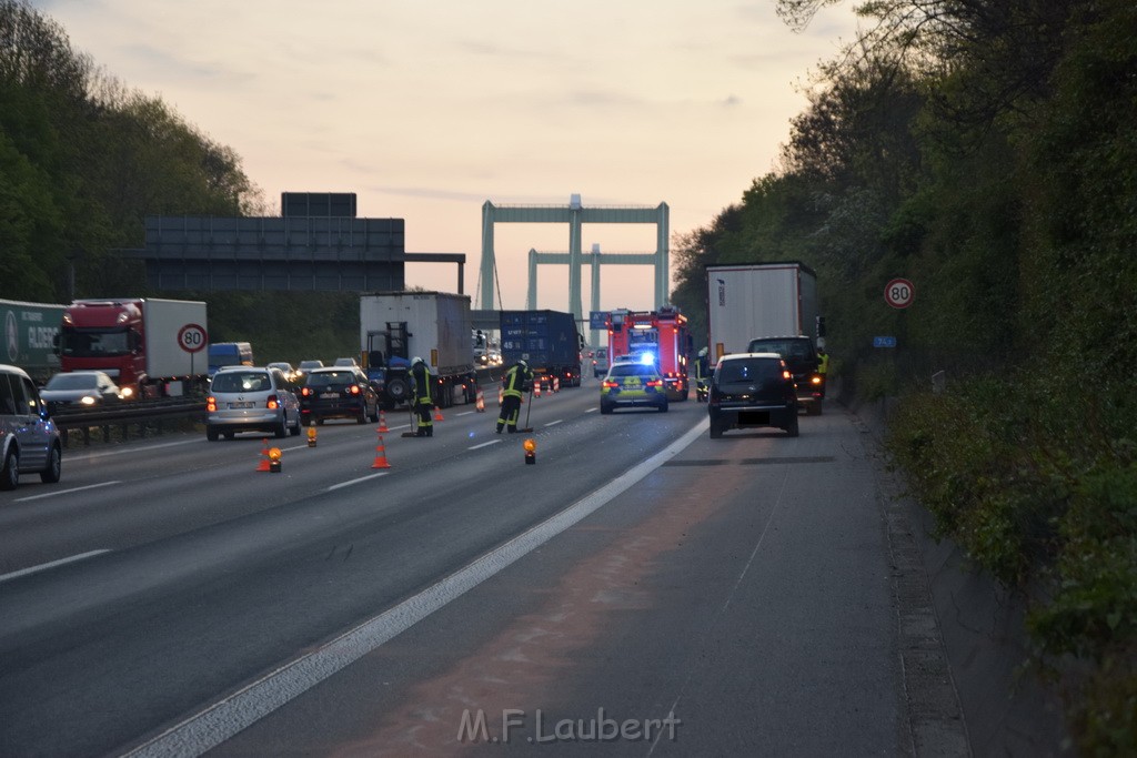 A 4 Rich Olpe vor Rodenkirchener Bruecke Heizoel LKW verliert Heizoel P02.JPG - Miklos Laubert